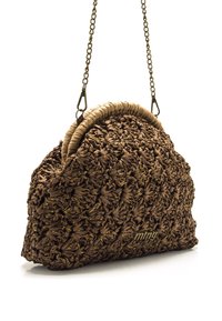 Bolso tejido marrón con acabado texturizado, con parte superior redondeada, detalles dorados y una correa de cadena para llevar.