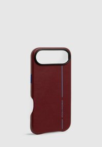 Bordeauxrood leren telefoonhoesje met een zwart frame, voorzien van een blauwe verticale streep en een zijknop voor functionaliteit.