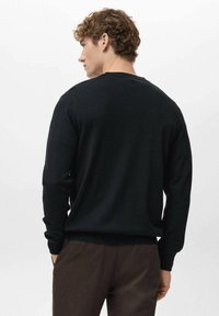 Czarny sweter z długimi rękawami, ściągaczami na mankietach i dole, gładką fakturą, luźnym krojem, pokazany od tyłu na jasnym tle.