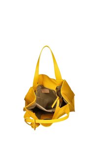 Sac fourre-tout en cuir jaune avec une finition texturée, comprenant plusieurs compartiments et un intérieur spacieux. Orné de poignées assorties et d'une fermeture éclair.