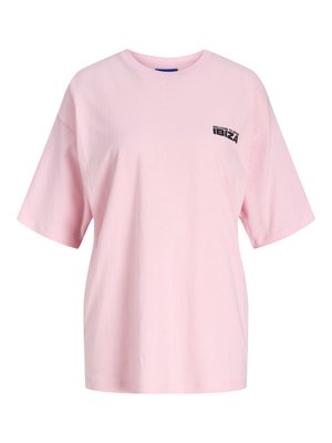 Lyserød T-shirt med korte ærmer, rund halsudskæring og sort tekst "Welcome to Spain IBIZA" på øverste venstre bryst.