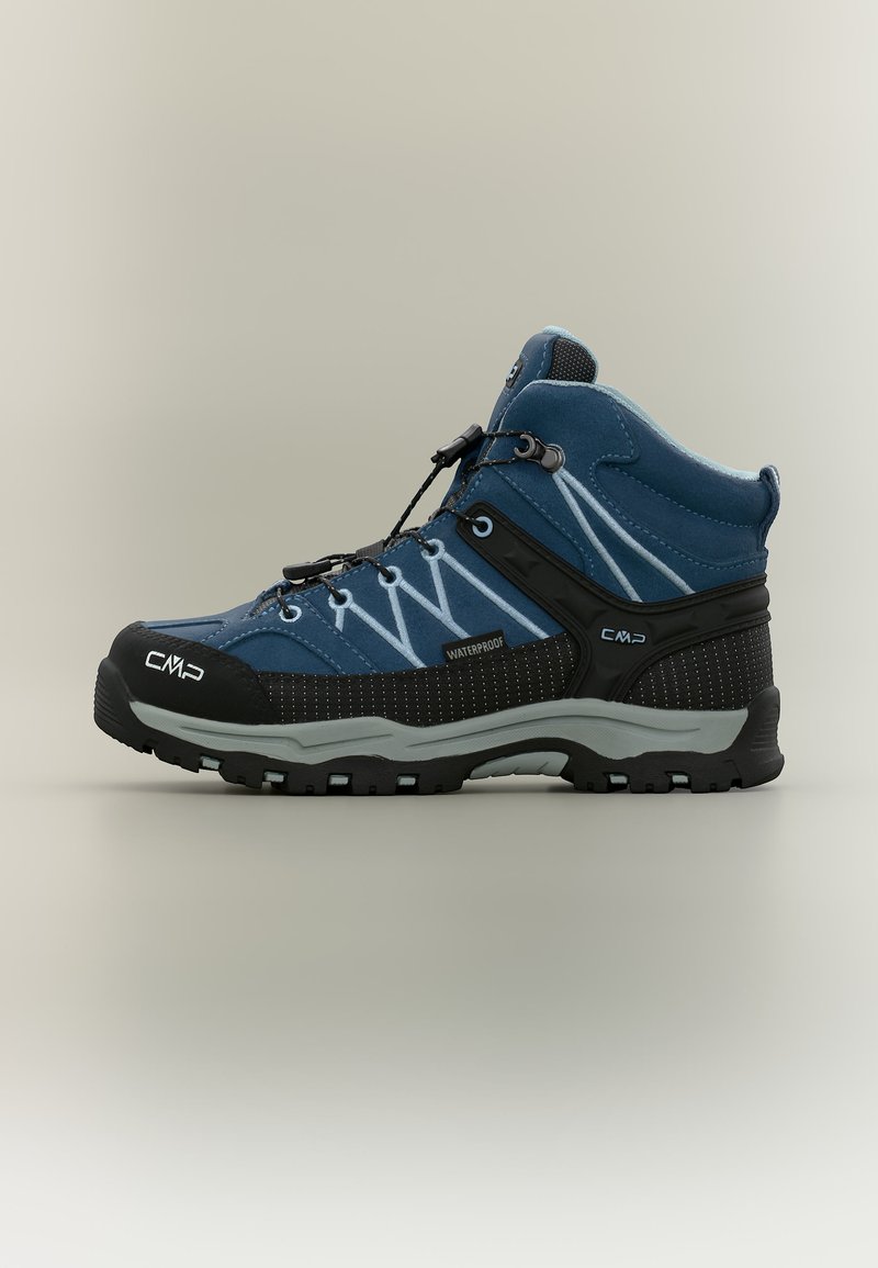 Μπλε και μαύρο αδιάβροχο μποτάκι πεζοπορίας με υψηλή υποστήριξη αστραγάλου, ανθεκτική σόλα, γρήγορο σύστημα δέσιμου και λογότυπο της μάρκας στη μύτη και στη φτέρνα.