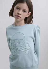Sudadera de color azul claro con un diseño bordado de calavera y tibias cruzadas. Fabricada en un material suave con cuello y puños de canalé.