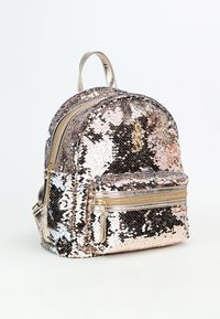 Zaino con paillettes lucide multicolori in tonalità dorate, rosa e argento. Presenta due tasche con zipper e un manico superiore.