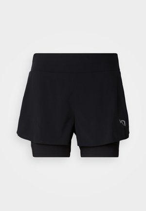 Svarte atletiske shorts med et ytre lag og indre kompresjonsshorts. Har en bred midjebånd og en liten logo på den nedre siden.