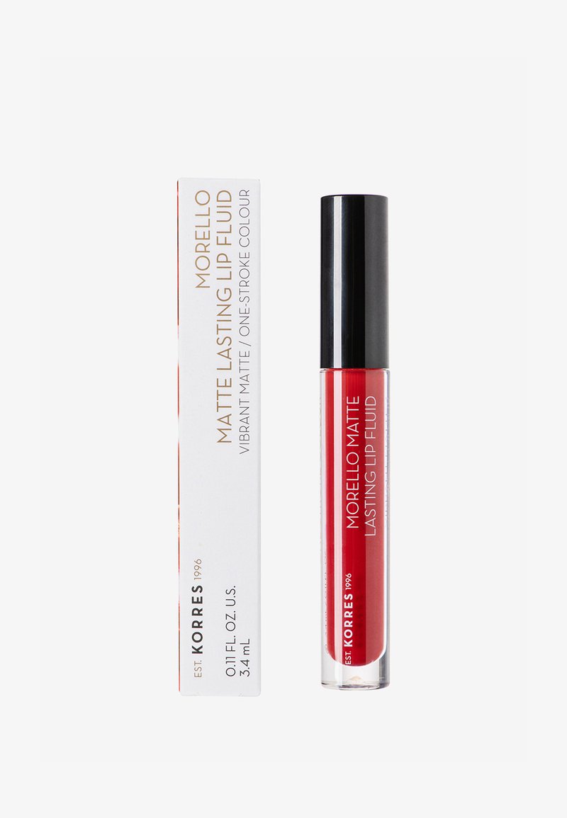 Rode matte lip fluid in een duidelijke tube met een zwarte dop, verpakt in een witte doos met gouden tekst. Inhoud: 3,4 mL.