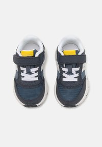 Sneakers navy e grigi con tomaia in mesh e sintetico, lacci bianchi, fascia in Velcro e accento giallo sulla linguetta. Suola in gomma.