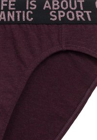 Bordowe majtki bawełniane z dodatkiem elastanu, z czarnym paskiem w różowym nadruku "ŻYCIE TO SPORT". Gładka faktura z wzmocnionymi szwami.