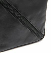 Borsa in pelle sintetica nera con superficie strutturata, dotata di una zip diagonale lungo il bordo e design minimalista.