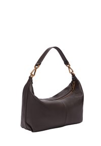 Borsa a spalla in pelle marrone con forma curvata, chiusura con zip e un accento in hardware color oro sulla tracolla. Tessuto morbido e design elegante.