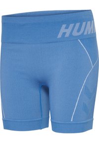 Blå sportskort med ribbat mönster, med en bred elastisk midjeband och vita accentlinjer, inklusive ett chevronmönster på sidan.