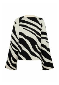 Gehaakt zwart-wit gestreept zebrapatroon trui met brede mouwen, een ronde hals en een relaxte pasvorm. Zachte textuur, contrasterende tinten.