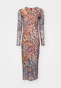 Robe à manches longues en imprimé léopard avec une silhouette ajustée, présentant un décolleté arrondi, un détail en découpe et une texture dégradée colorée.