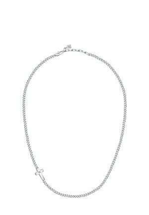 Collana in argento con un design a maglie piatte, dotata di un piccolo ciondolo a croce e di un fermaglio a molla.