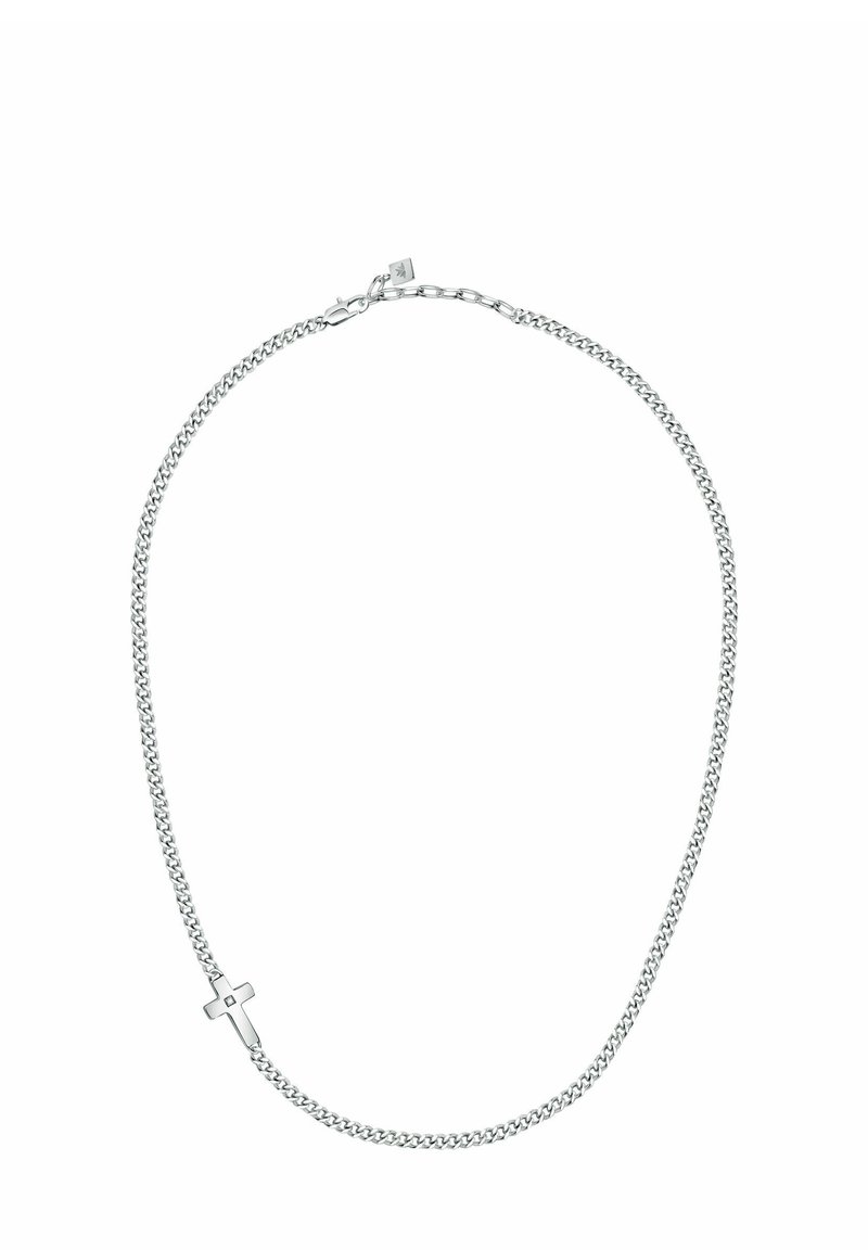 Collana in argento con un design a maglie piatte, dotata di un piccolo ciondolo a croce e di un fermaglio a molla.