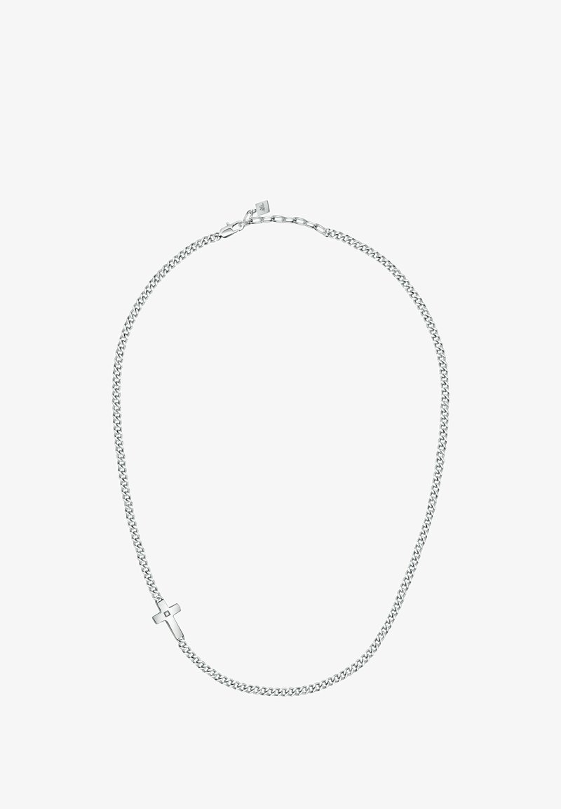 Collana in argento con un design a maglie piatte, dotata di un piccolo ciondolo a croce e di un fermaglio a molla.
