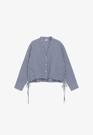 Niebiesko-biała koszula w kratę z długim rękawem, zapinana na guziki z przodu, ze ściągaczami na dole, rozłożona na płasko na białym tle.