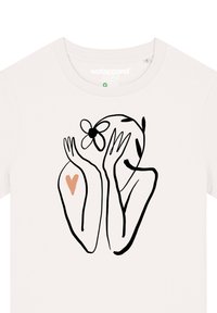Cremfarbene T-Shirt mit einem schwarzen Linienstil-Design einer Person, die Blumen und ein pfirsichfarbenes Herz am Arm hat.