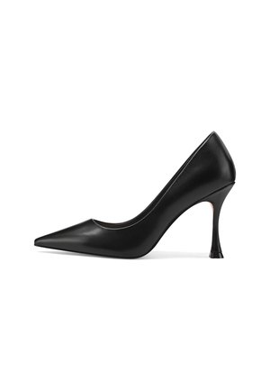 Pumps neri in pelle con tacco alto, punta affilata e un tacco sottile caratterizzato da un design unico con base svasata. Texture liscia, design minimalista.