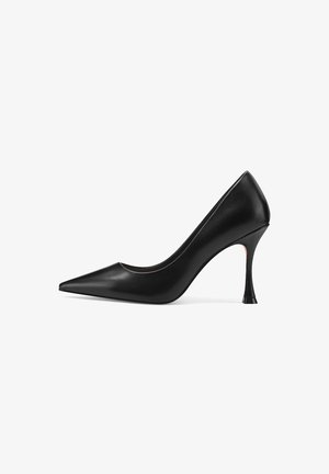 Pumps neri in pelle con tacco alto, punta affilata e un tacco sottile caratterizzato da un design unico con base svasata. Texture liscia, design minimalista.