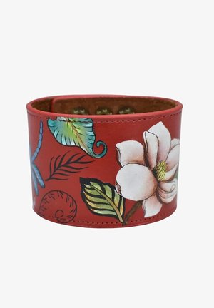 Rotes Lederarmband mit floralen und blattähnlichen Designs in verschiedenen Farben. Glatte Textur mit Nahtdetails. Innenseite in Braun.