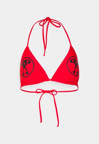 Top de bikini vermelho com design triangular, laços ajustáveis e um grande padrão gráfico preto em cada copo. Tecido liso e elástico.