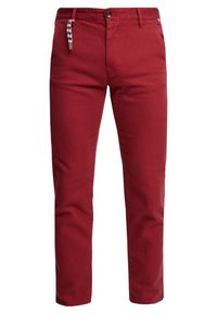 Slim-fit rode broek met knoop- en ritssluiting, riemlussen, zijzakken en een zwarte-witte geruite stofriem als detail.