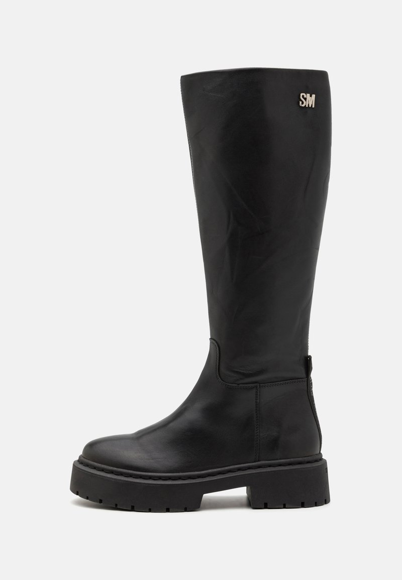 Botine negre, până la genunchi, realizate din piele netedă, cu un toc masiv, margine cusută și un logo argintiu "SM" pe partea superioară.