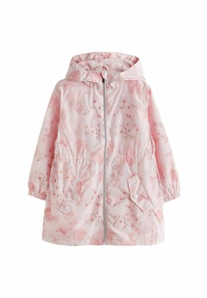 Zbliżenie na szyję i górną część klatki piersiowej w białej żebrowanej koszulce z okrągłym dekoltem z częściowym widokiem na różową kurtkę.