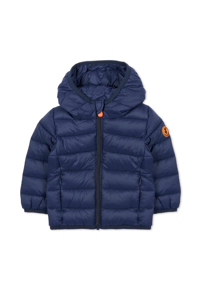 Giacca imbottita blu navy con cappuccio, caratterizzata da una texture trapuntata, chiusura frontale con zip e un piccolo logo arancione sulla manica sinistra.