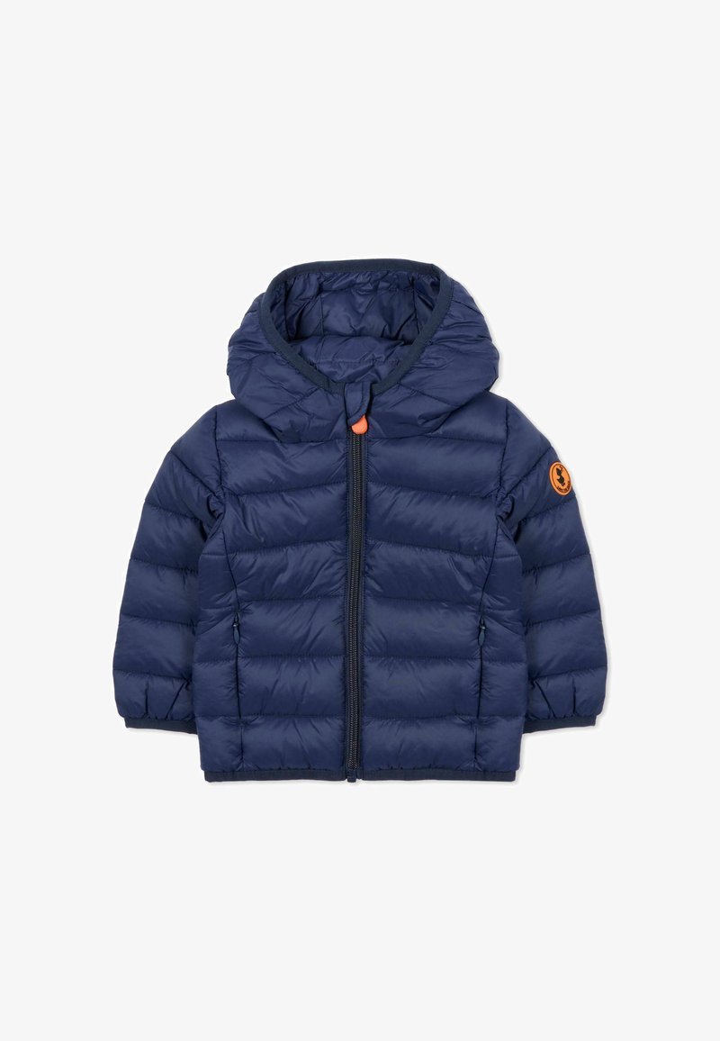 Giacca imbottita blu navy con cappuccio, caratterizzata da una texture trapuntata, chiusura frontale con zip e un piccolo logo arancione sulla manica sinistra.