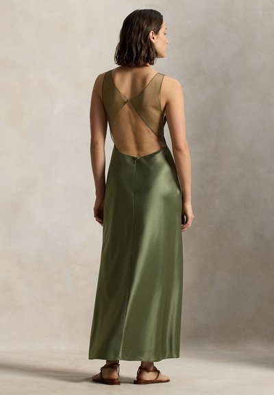 Oliivinvihreä satiininen maksi-mekko, jossa on syvä avonainen takaosa, säädettävät olkaimet ja suora siluetti. Sileä pinta, minimalistinen muotoilu.