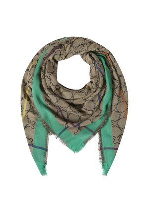 Beżowo-zielony trójkątny szal z czarnym wzorem łańcucha i wielokolorowymi paskami, postrzępione krawędzie, złożony w kształt pętli.