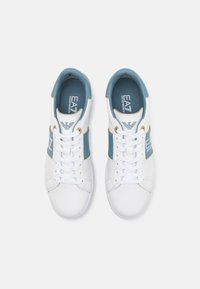 EA7 Emporio Armani CLASSIC UNISEX - Tenisice - white/citadel/gold