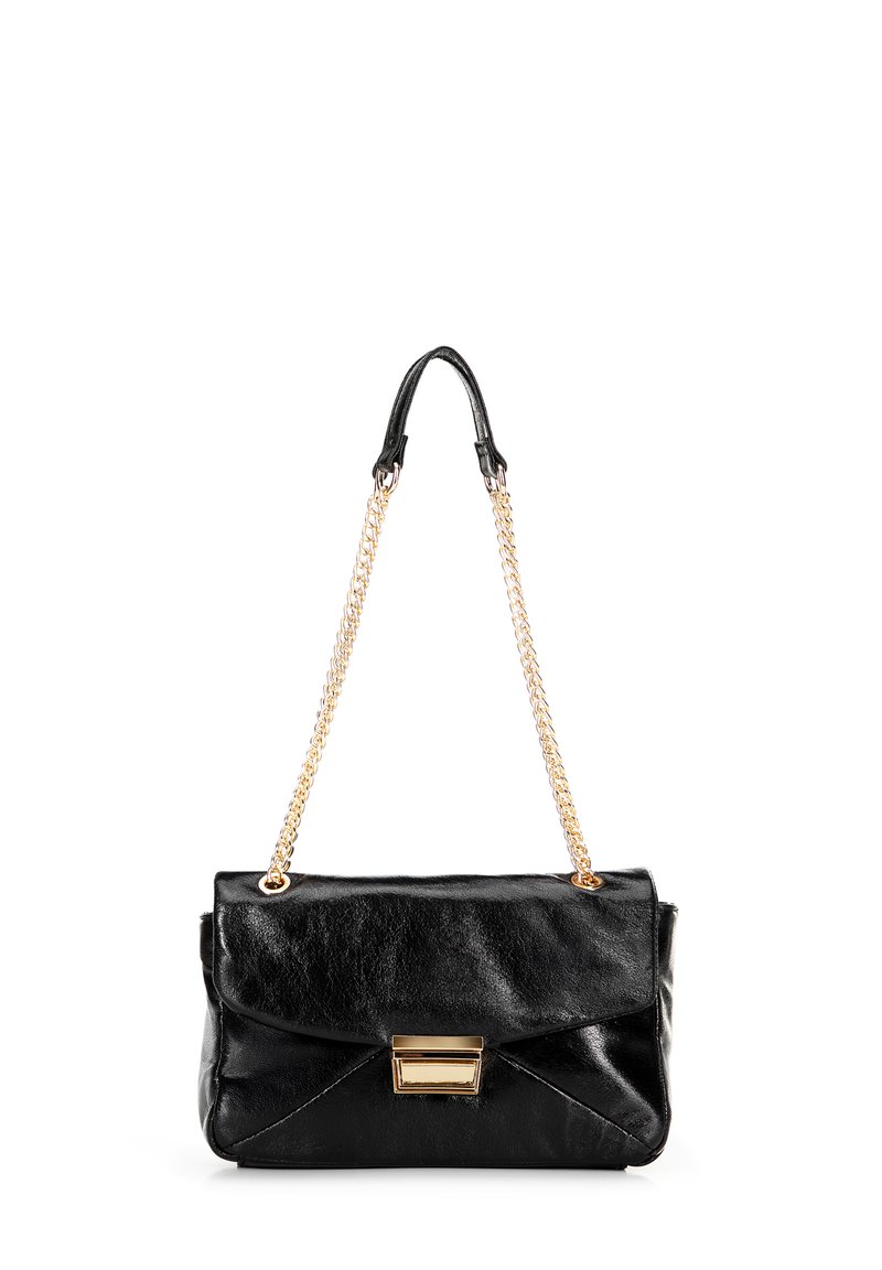 Bolso de mano de cuero negro con un diseño acolchado, que presenta una correa de cadena dorada y un cierre rectangular dorado en la parte frontal.