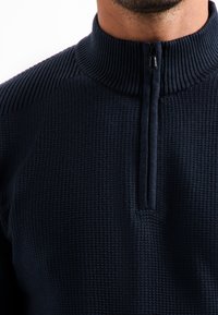 NO EXCESS HALF PLATED STRUCTURE  - Trui - night