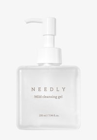 Genomskinlig, fyrkantig flaska med vit pumpdispenser. Etiketten lyder "NEEDLY Mild cleansing gel" med en volym på 235 ml / 7,94 fl. oz.