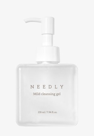 Klar, firkantet flaske med en hvid pumpe. Etiketten står "NEEDLY Mild cleansing gel" med en kapacitet på 235 ml / 7,94 fl. oz.