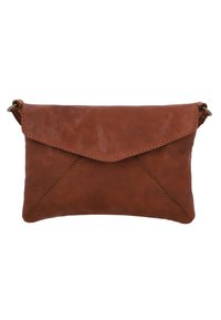 Hnedá kožená taška s textúrovaným povrchom, obdĺžnikovým tvarom a trojuholníkovým uzáverom; obsahuje stehovej detaily po okrajoch.