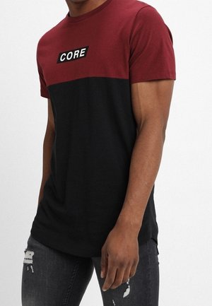 Schwarzes und burgunderfarbenes Kurzarm-T-Shirt mit Rundhalsausschnitt; mit weißem "CORE"-Text auf der Brust; glattes Material, lässige Passform.