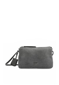 Graue, strukturierte Leder-Crossbody-Tasche mit Reißverschluss, verstellbarem Trageriemen und einem kleinen abnehmbaren Etikett. Kompakte rechteckige Form.