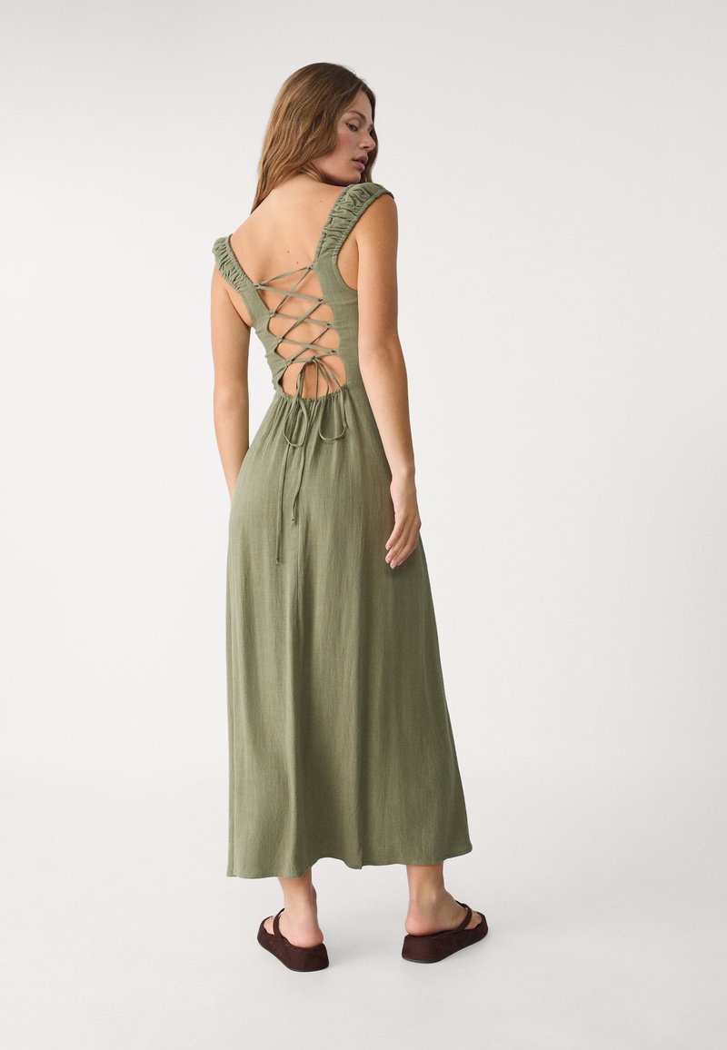 Stradivarius FLOWING MIDI WITH CROSSED BACK - Day dress - khaki - Zalando