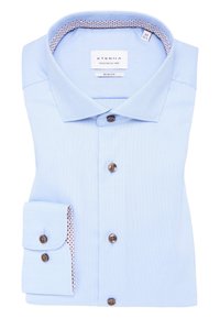 Camicia slim-fit azzurro chiaro in tessuto testurizzato, con chiusura a bottoni marroni e un dettaglio a contrasto nel colletto interno a fantasia.