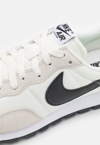 Nike Sportswear AIR PEGASUS 83 - Sapatilhas - sail/black/white