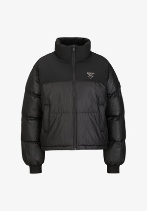 Zwarte pufferjas met een hoge kraag, voorrits en ribgebreide manchetten. Heeft een gladde stof met horizontaal gestikte secties.