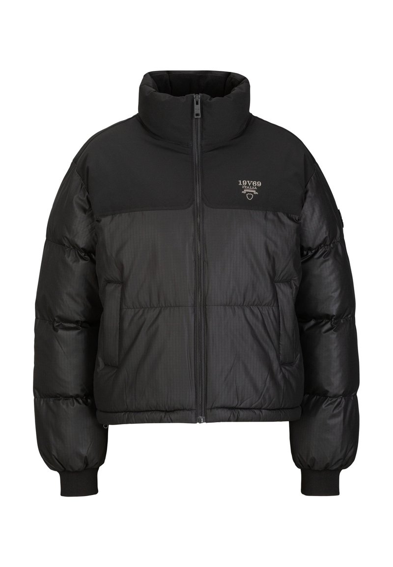 Zwarte pufferjas met een hoge kraag, voorrits en ribgebreide manchetten. Heeft een gladde stof met horizontaal gestikte secties.