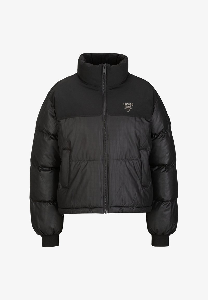 Zwarte pufferjas met een hoge kraag, voorrits en ribgebreide manchetten. Heeft een gladde stof met horizontaal gestikte secties.