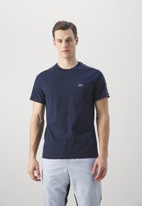 Lacoste Sport TAPE - T-shirt med print - bleu marine