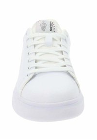 Sneaker bianco con superficie liscia, punta tonda e suola piatta. Presenta diversi fori per i lacci e un logo discreto sulla linguetta.