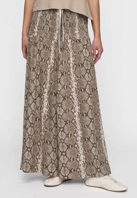 Bruine en beige slangenprint maxi rok met een elastische tailleband en trekkoord. De stof heeft een soepele textuur en valt tot de enkel.